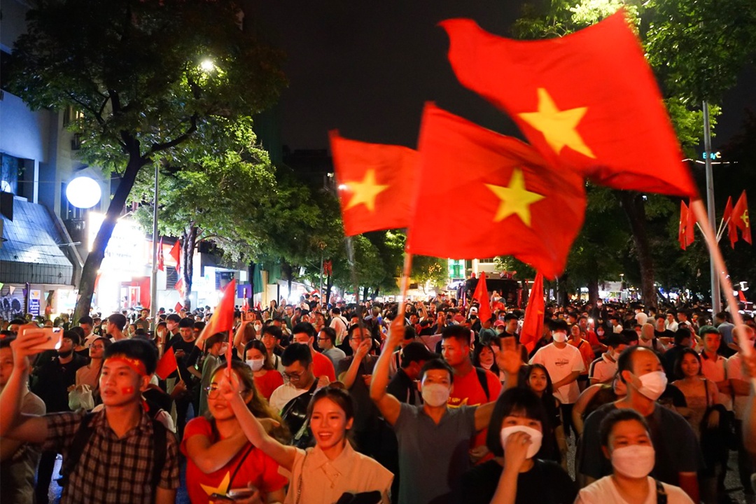 Co dong vien vo oa, do ra duong sau chien thang cua U23 Viet Nam hinh anh