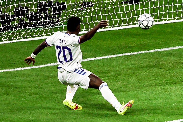 Cu dem bong dinh doat tran chung ket Champions League 2021/22 hinh anh