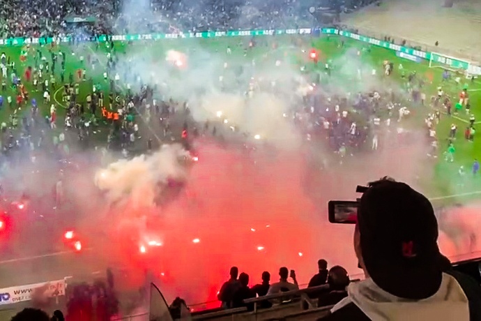 Co dong vien lam loan khi Saint-Etienne xuong hang hinh anh