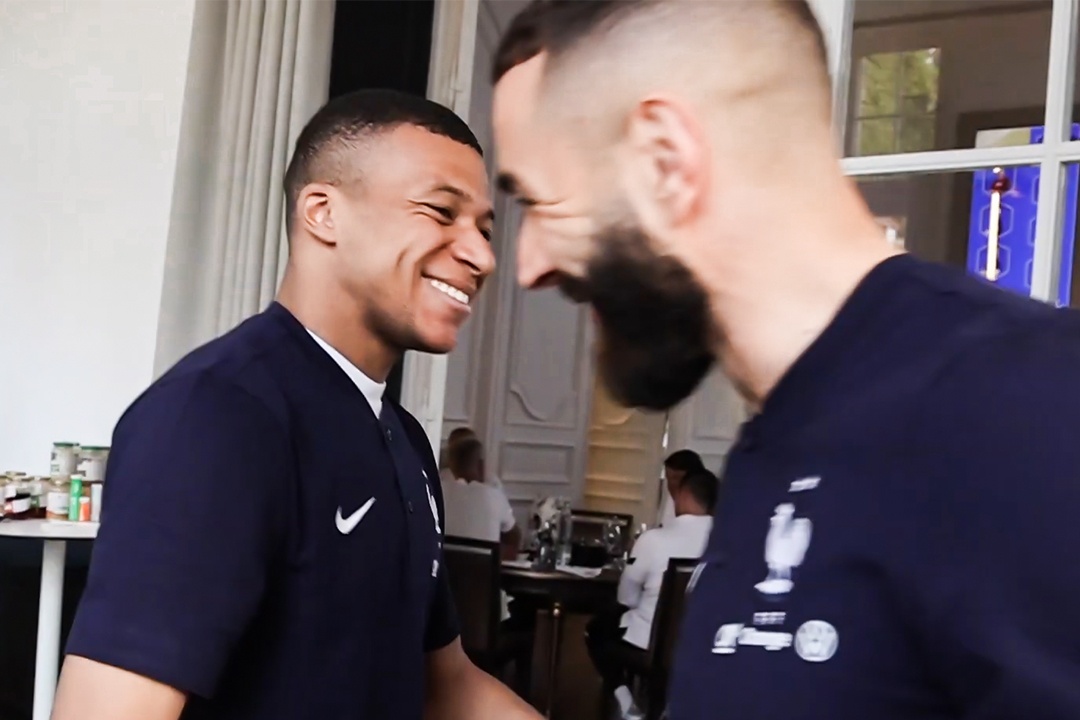 Khoanh khac Benzema cham mat Mbappe o tuyen Phap hinh anh