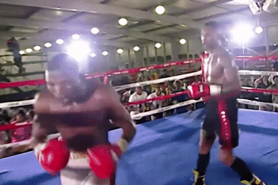 Vo si boxing mat y thuc khi dang thi dau hinh anh