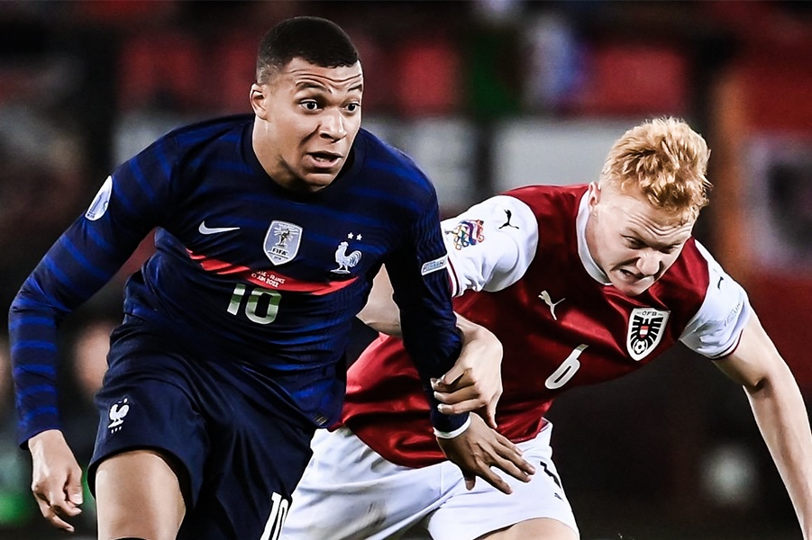 Mbappe but toc tu giua san de ghi ban hinh anh