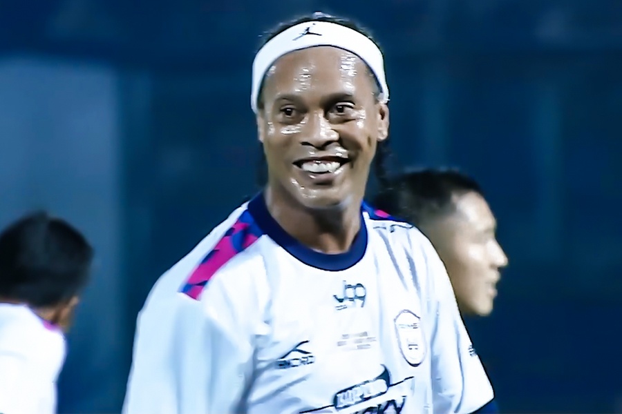 Nhung pha cham bong cua Ronaldinho o Indonesia hinh anh