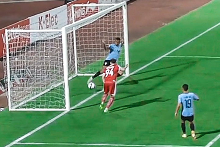 Khoanh khac gay tranh cai o tran Viettel gap Ha Tinh hinh anh