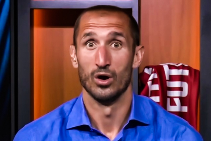 Phan ung cua Chiellini khi Bale tro thanh dong doi hinh anh