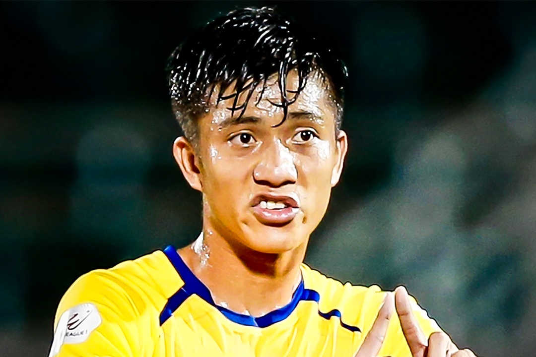 Phan Van Duc hut sieu pham tu giua san hinh anh