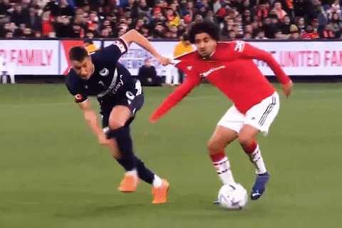 Pha xoay compa cua Zidane Iqbal hinh anh