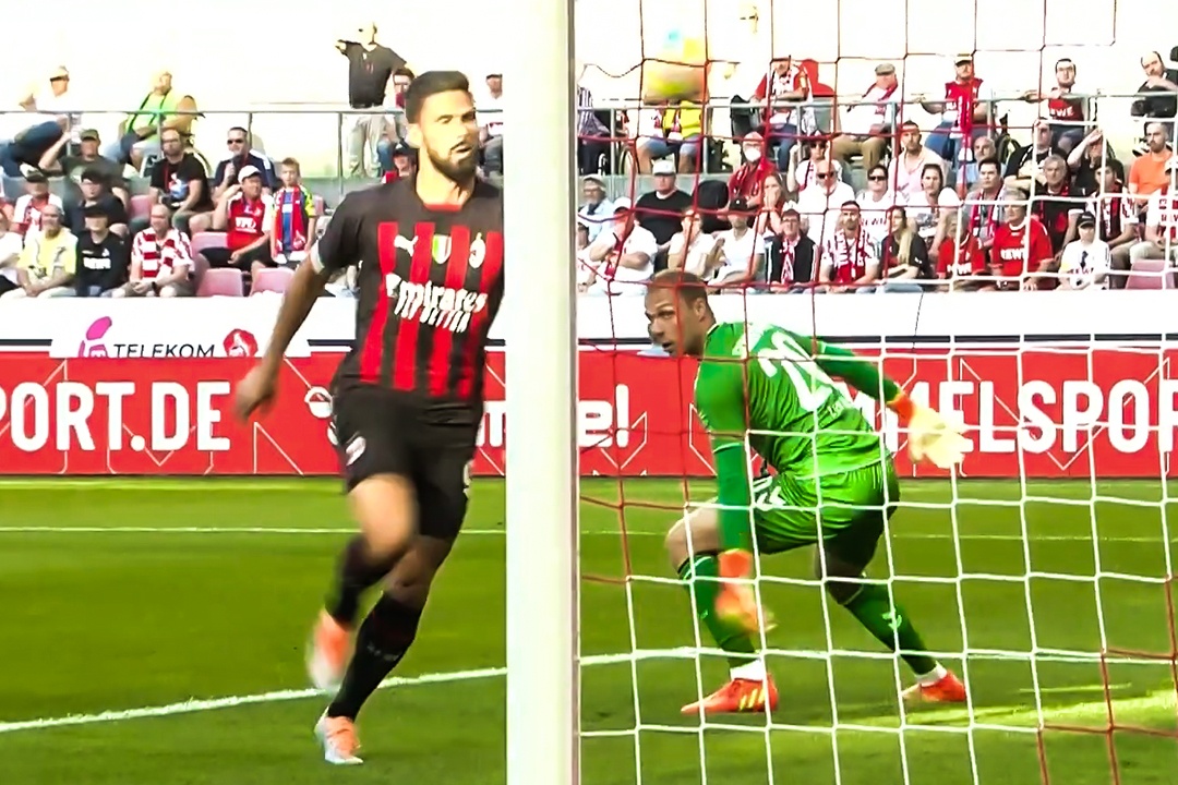 Giroud lua qua thu mon bang cu bam bong hinh anh