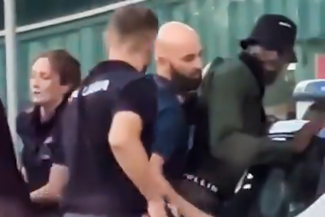 Tien ve AC Milan bi canh sat co vu trang khong che hinh anh