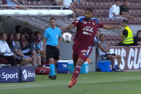 Cu demi-volley gan 50 m dinh doat tran dau hinh anh