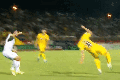 Phan Van Duc nga nguoi, moc bong ghi ban hinh anh