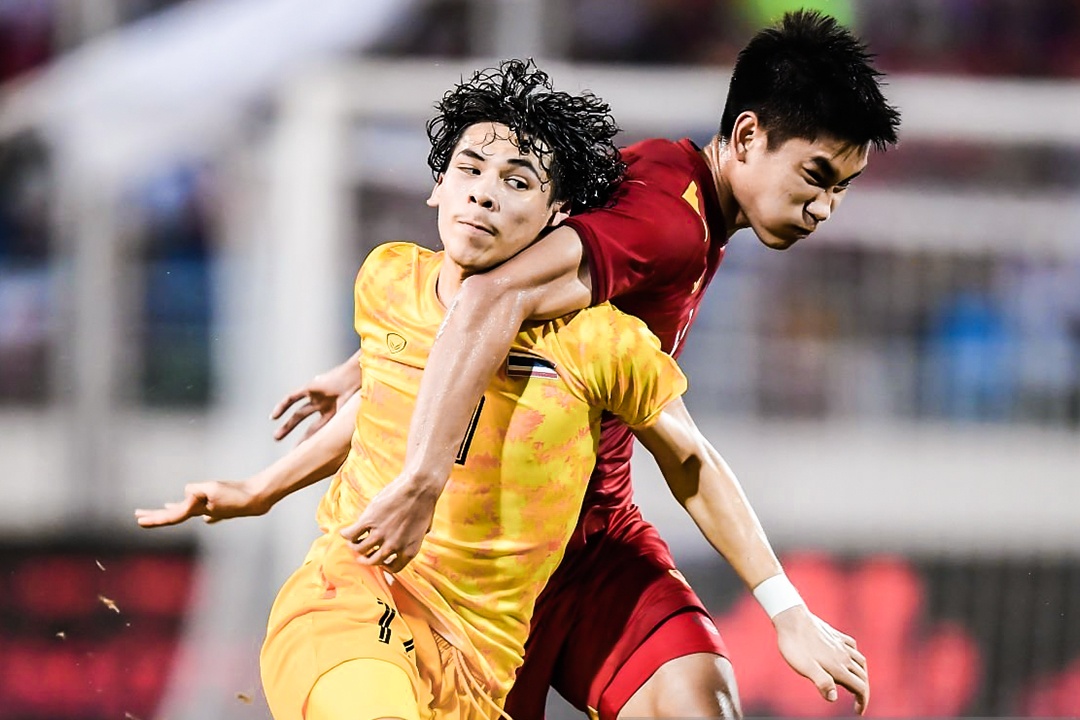 Cuu HLV che viec dao tao tre cua bong da Thai Lan hinh anh