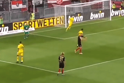 Thu mon Dortmund II nem bong vao chan doi thu hinh anh