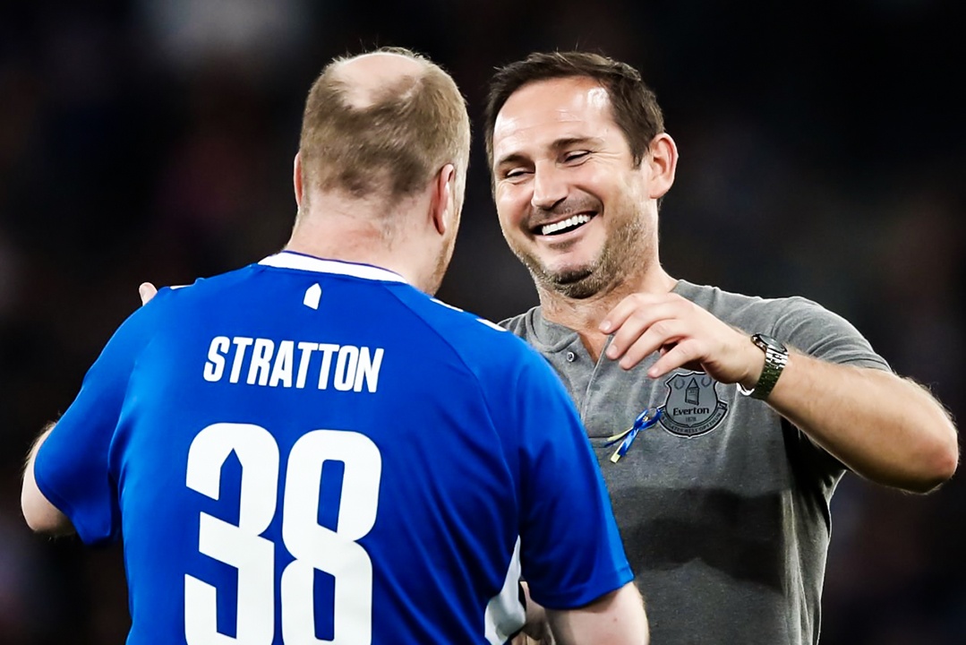 Khoanh khac Lampard tung CDV vao san hinh anh