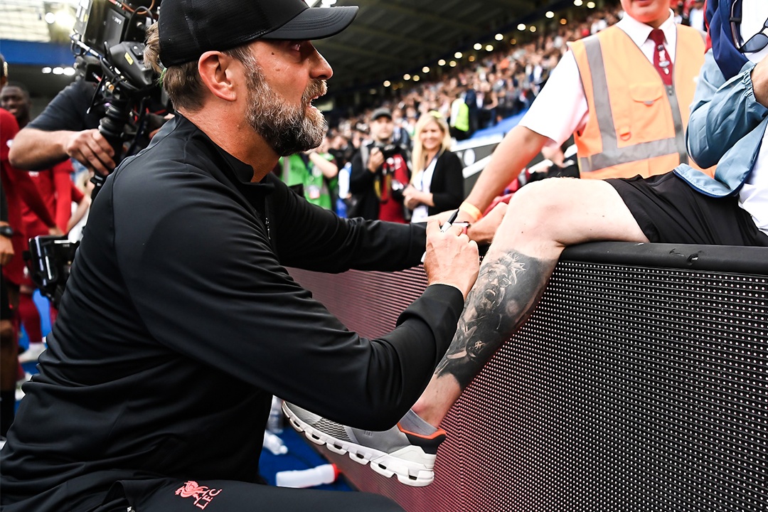 Klopp ky vao chan co dong vien Liverpool hinh anh