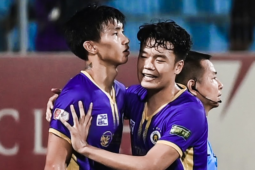 Cu vao bong bang hai chan khien Van Hau noi gian hinh anh