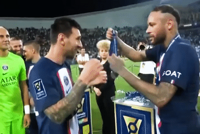 Neymar trao huy chuong cho Messi, Ramos hinh anh