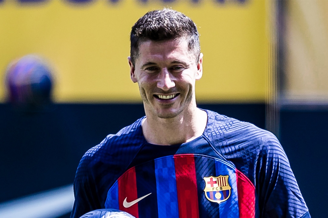 So ao cua Lewandowski o le ra mat Barca hinh anh