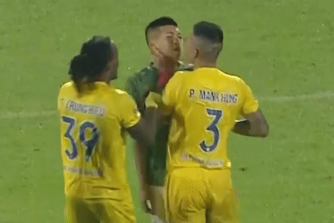 Cu dam dong nghiep khien hau ve CLB TP.HCM nhan the do hinh anh