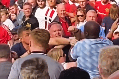 Canh danh nhau cua co dong vien MU hinh anh