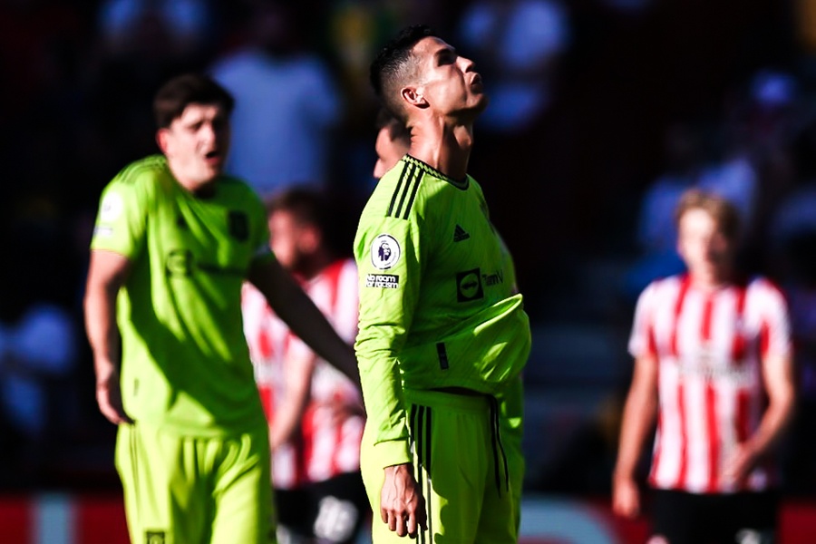 Ronaldo va phan ung khi roi san cua Brentford hinh anh