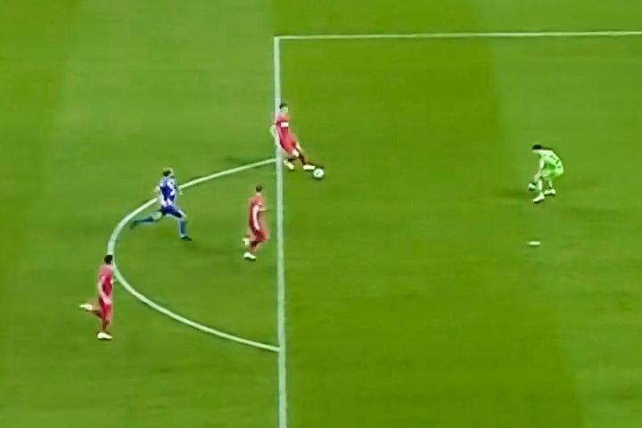 Pha bo lo trong the 3 dau 2 o phut 90+4 hinh anh