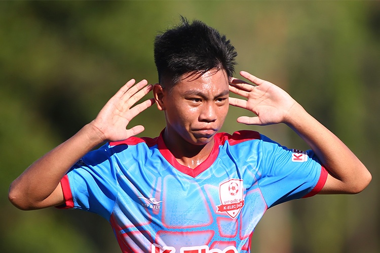 Chu nha khoi dau thuan loi o ngay khai mac U17 quoc gia hinh anh