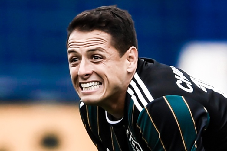Chicharito da hong 2 qua phat den lien tiep hinh anh