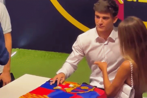 Tien ve Barca bat ngo voi hanh dong cua fan nu hinh anh