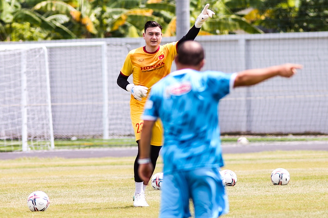 Van Lam bat chinh cho tuyen Viet Nam truoc Singapore? hinh anh