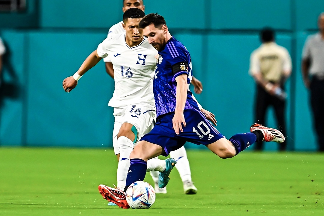 Messi lop bong ghi ban tu ngoai vung cam hinh anh