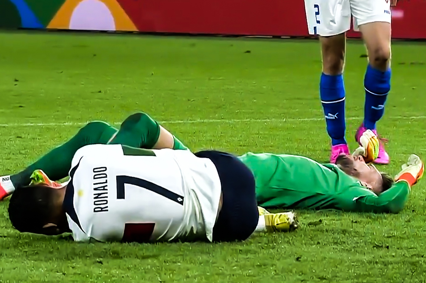 Pha va cham khien Ronaldo do mau hinh anh