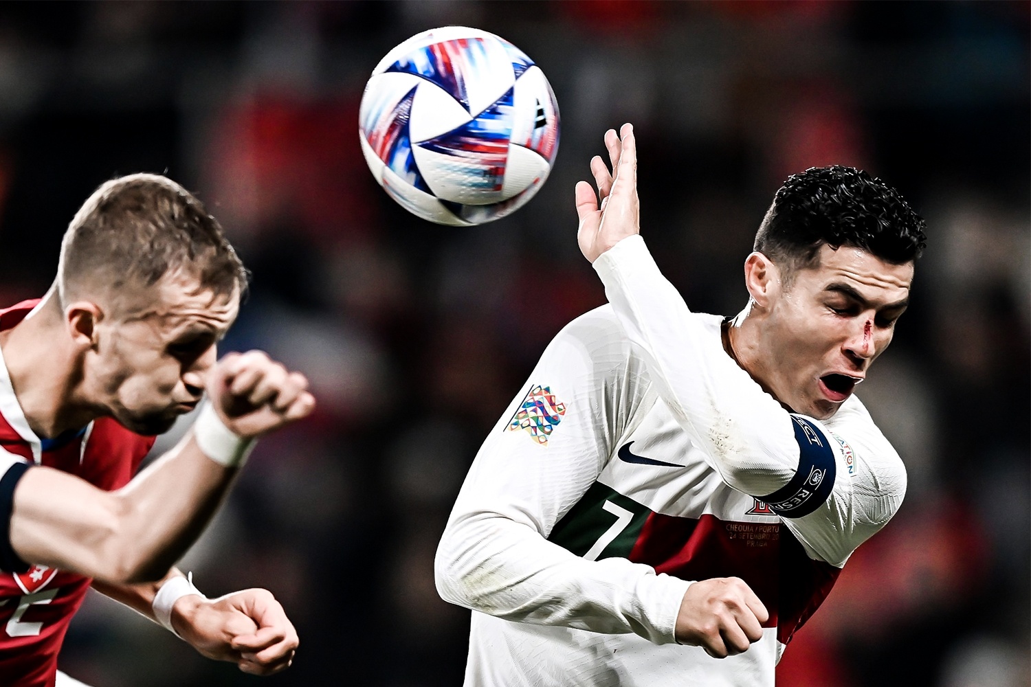 Pha bong cham tay cua Ronaldo hinh anh