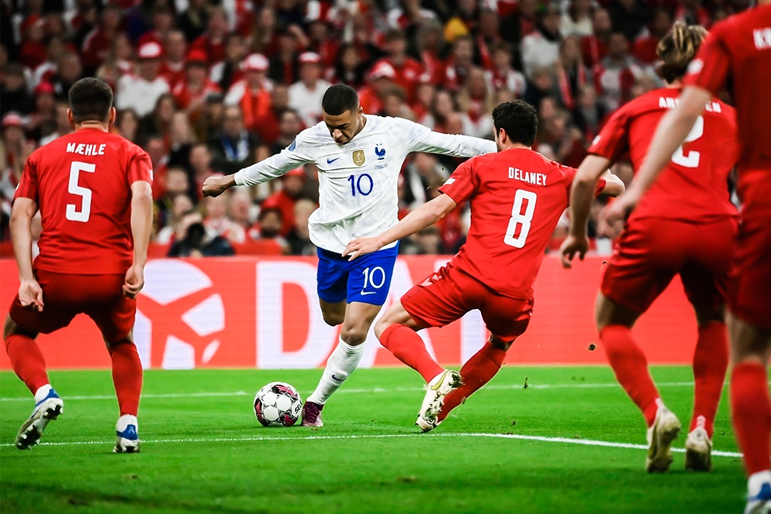 Mbappe va 2 cu sut thang len khan dai hinh anh