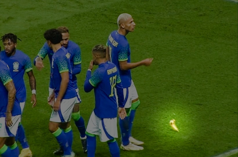 Khoanh khac Richarlison bi phan biet chung toc hinh anh