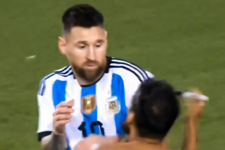 Phan ung cua Messi khi CDV xin chu ky vao lung hinh anh