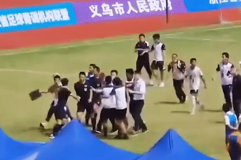 Hang chuc cau thu U15 doi danh trong tai o Trung Quoc hinh anh