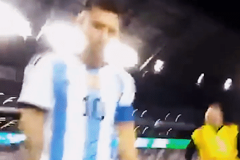 Canh tiep can Messi tu dien thoai cua fan cuong xuong san hinh anh