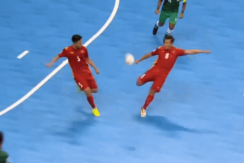 Minh Tri volley tu san nha, dap tat hy vong cua futsal Saudi Arabia hinh anh