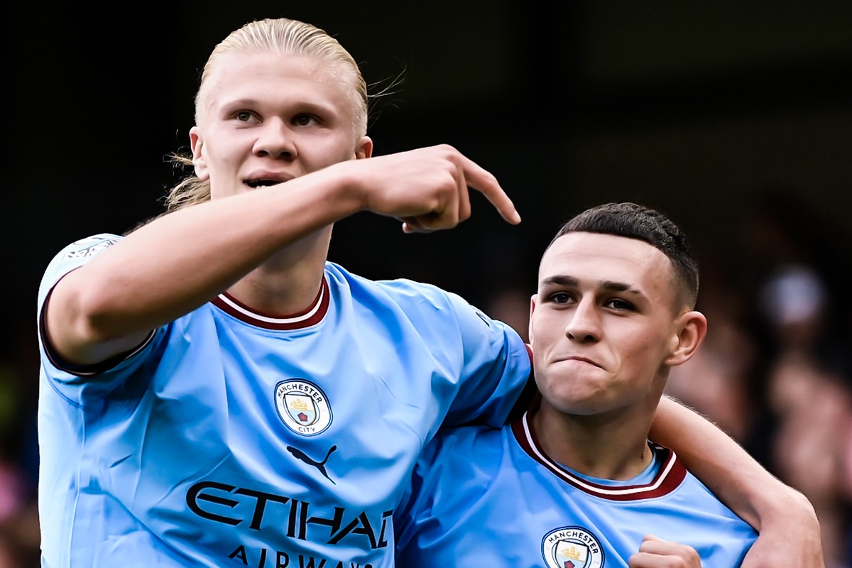 Khoanh khac Haaland nhuong giai thuong cho Foden hinh anh