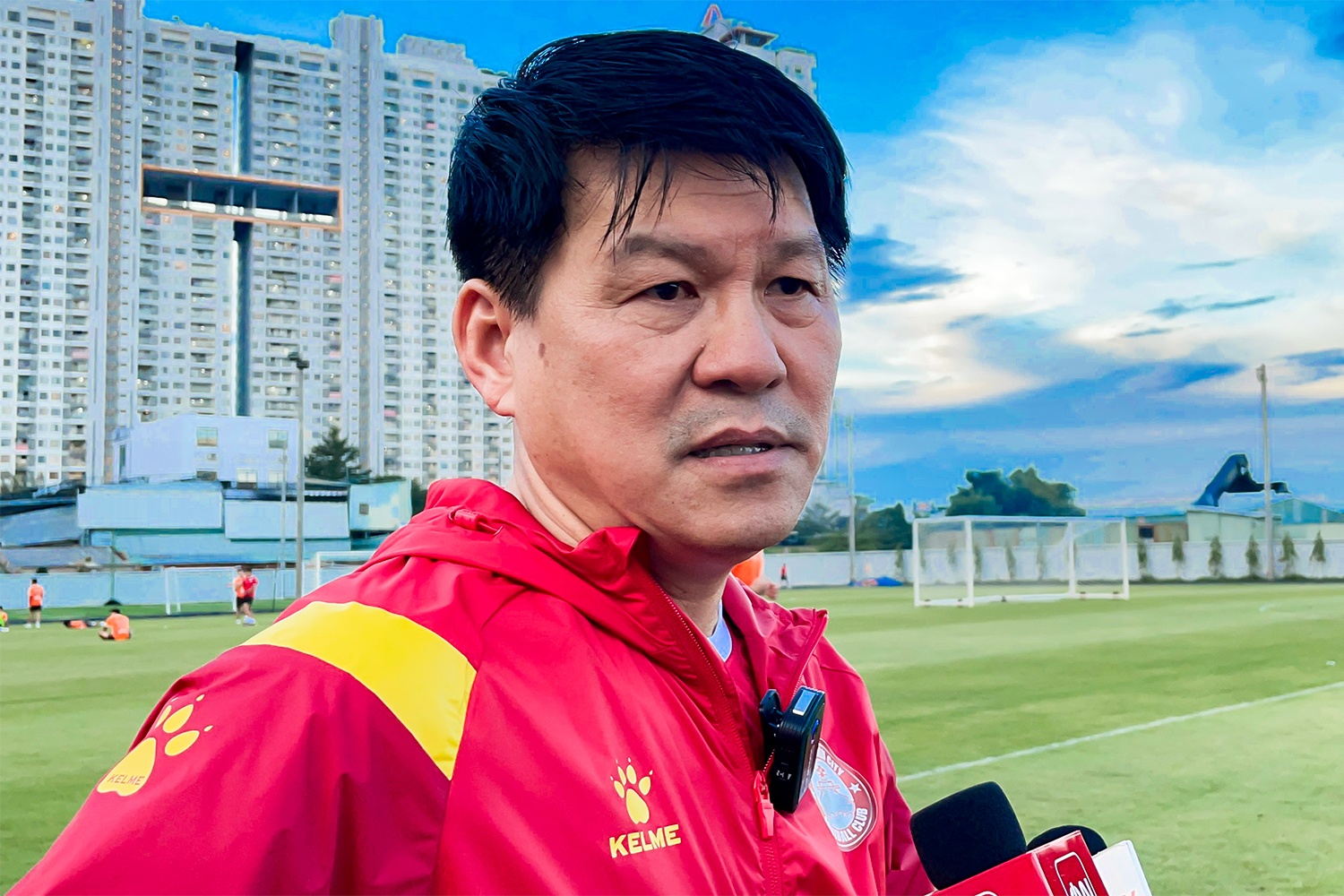 HLV Vu Tien Thanh: 'CLB TP.HCM dang le phai vao top 5' hinh anh