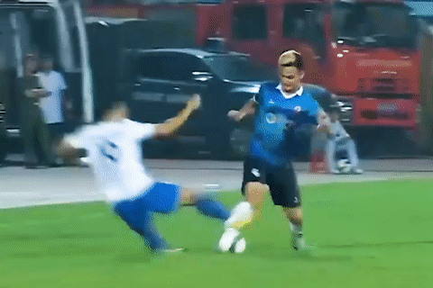 Cu vao bong bang gam giay cua cau thu Nam Dinh hinh anh