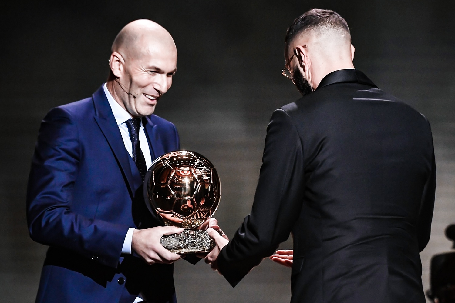 Khoanh khac Benzema nhan Qua bong Vang tu Zidane hinh anh