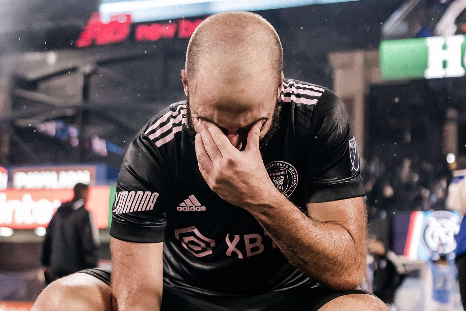 Nuoc mat cua Higuain o tran dau chuyen nghiep cuoi cung hinh anh