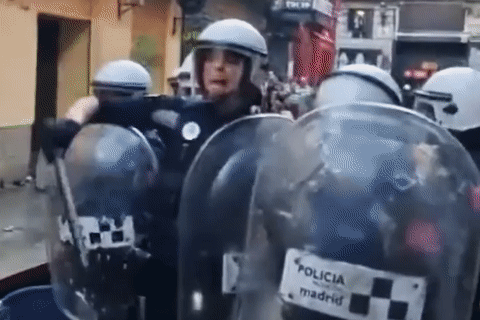 CDV nem bia vao mat canh sat truoc tran Real gap Celtic hinh anh