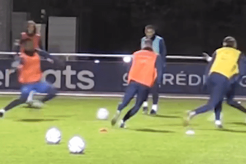 Pha bong khien tuyen thu Phap bo do buoi tap hinh anh