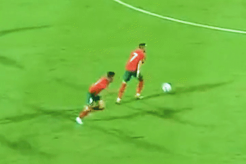 Ziyech ghi ban tu giua san hinh anh