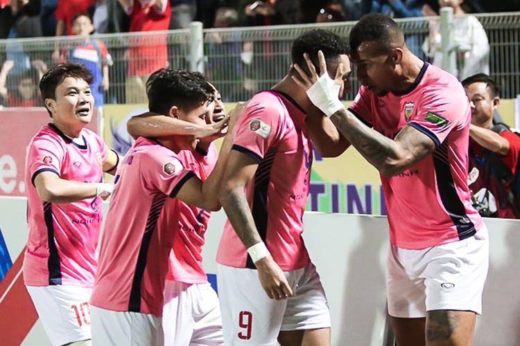 Hai cu danh dau giup Ha Tinh tru hang V.League hinh anh