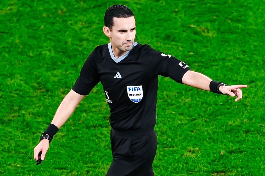 Hai pha bong cham tay o tran Dan Mach gap Tunisia hinh anh