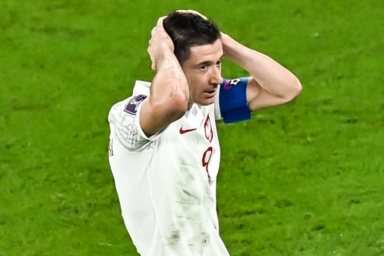 Lewandowski bi Ochoa can phat den hinh anh